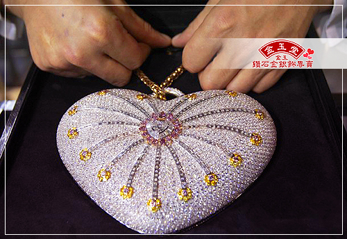 世界上最昂貴手包　鑲4517顆鑽石重近400克拉